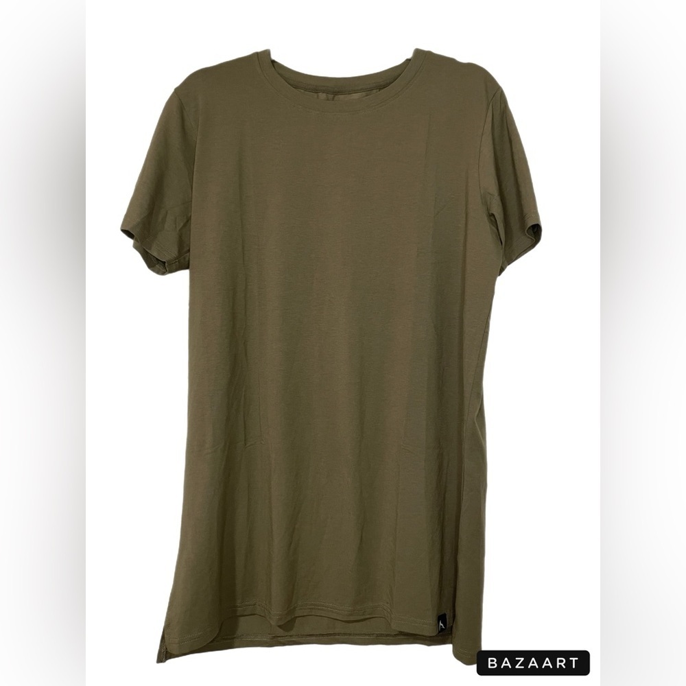 Rok Wolf short sleeved tee in army green made in Peru. NWOT Size L YY